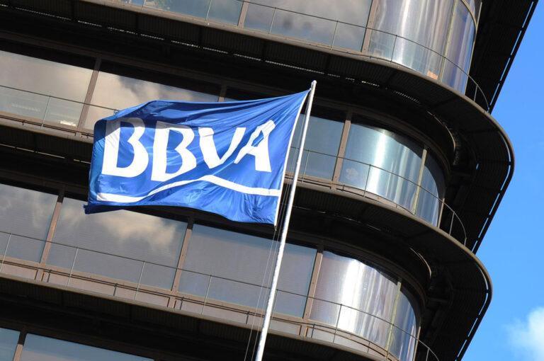 Biurowiec z logo BBVA