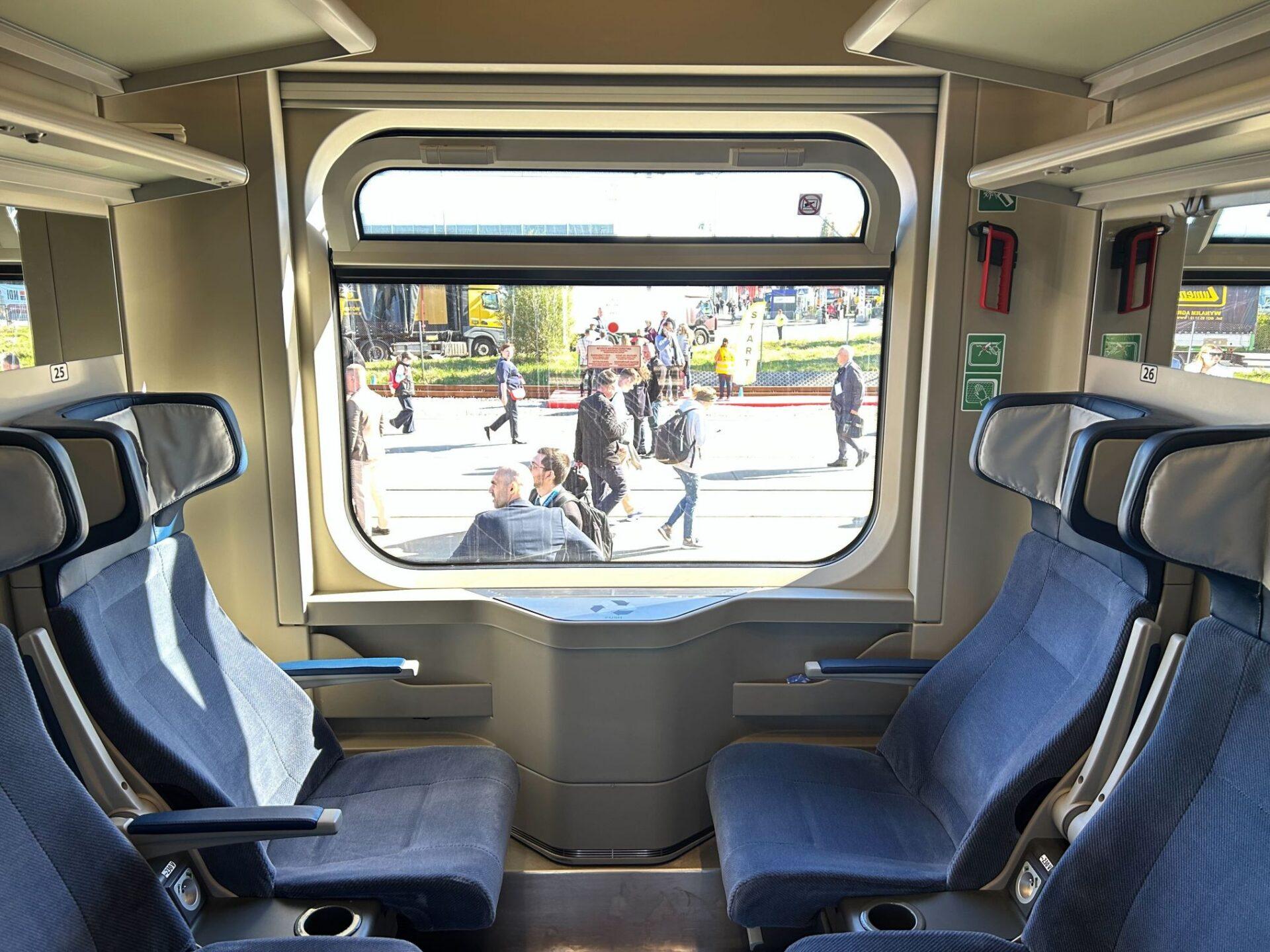 Na zdjęciu: Wnętrze wagonu dla PKP Intercity