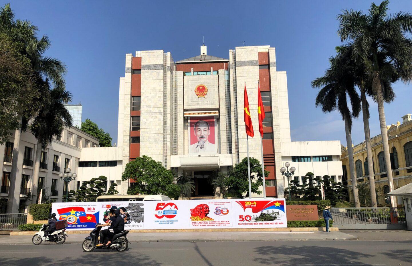 Budynek Komitetu Ludowego w Hanoi otoczony palmami