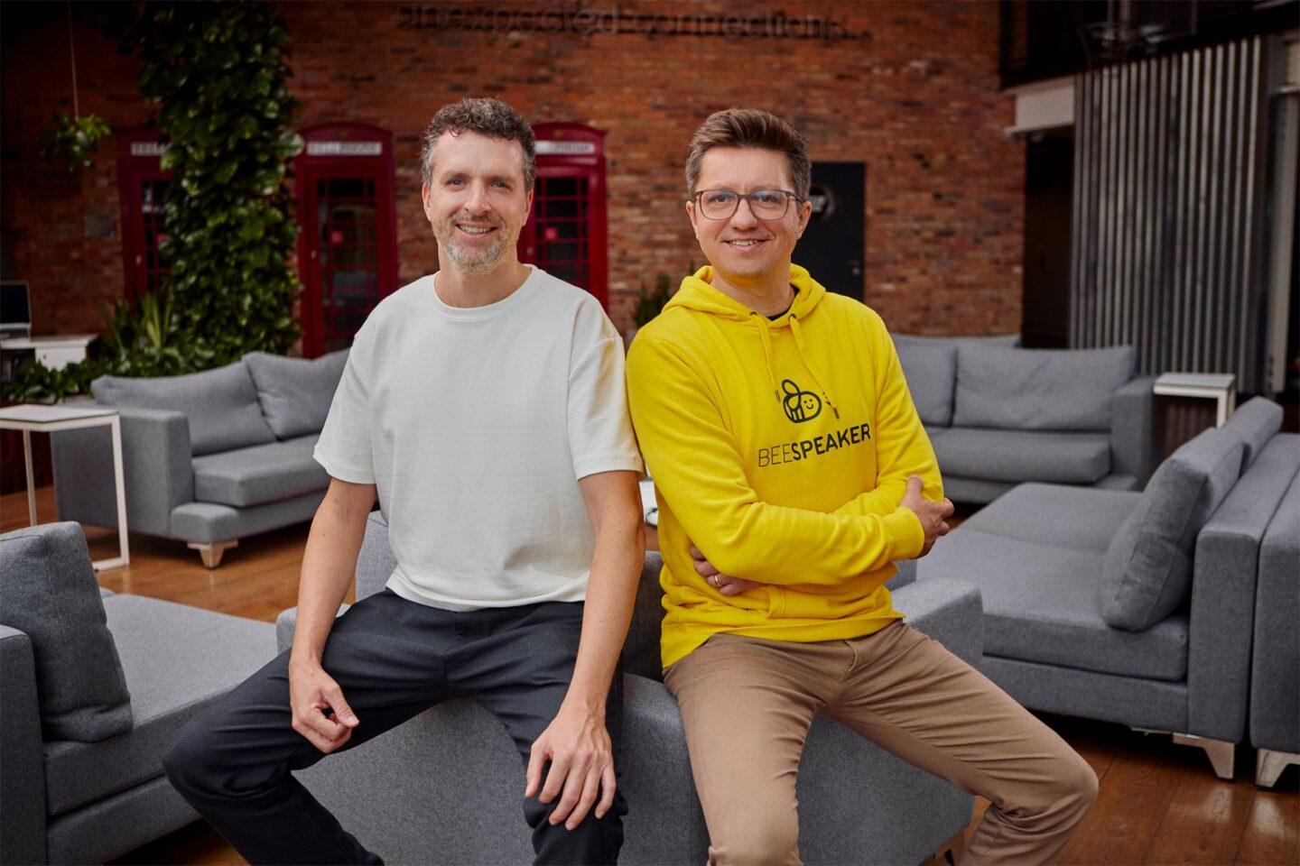 Karol Wegner i Bartosz Pieślak, współzałożyciele BeeSpeaker. Zdjęcie portretowe.