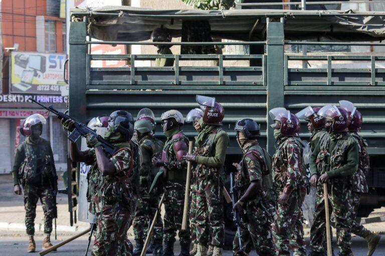 Na zdjęciu: Kenijscy policjanci