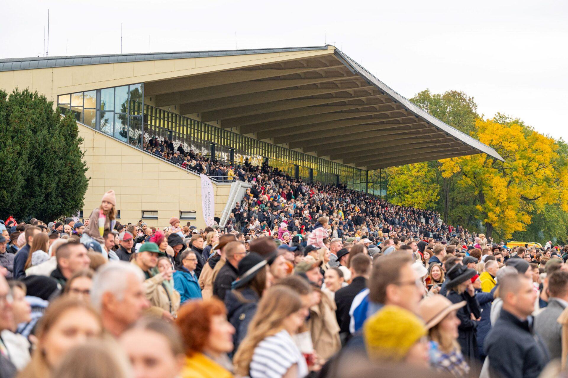 Wypełnione trybuny na Torze Służewiec podczas Wielkiej Warszawskiej