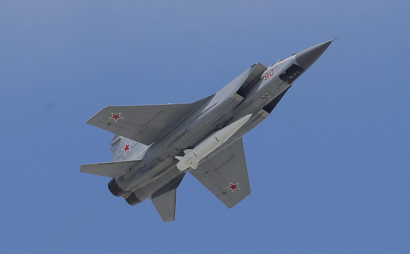 Na zdjęciu: MiG-31 z podczepionym pociskiem Kindżał