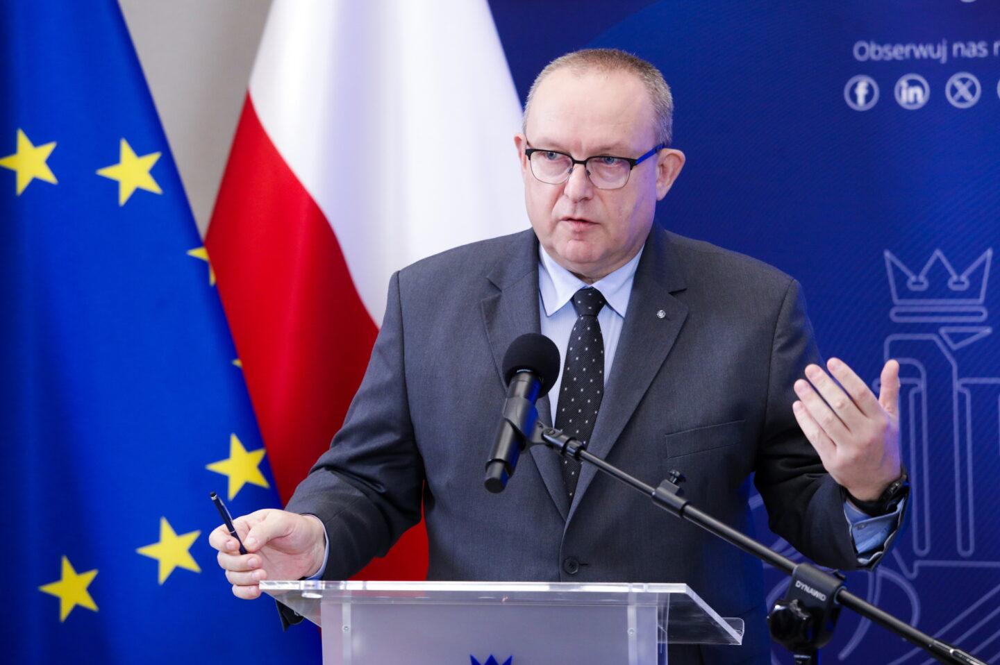 Wiceprezes NIK Piotr Miklis na konferencji dot. wyników kontroli ws. Lasów Państwowych