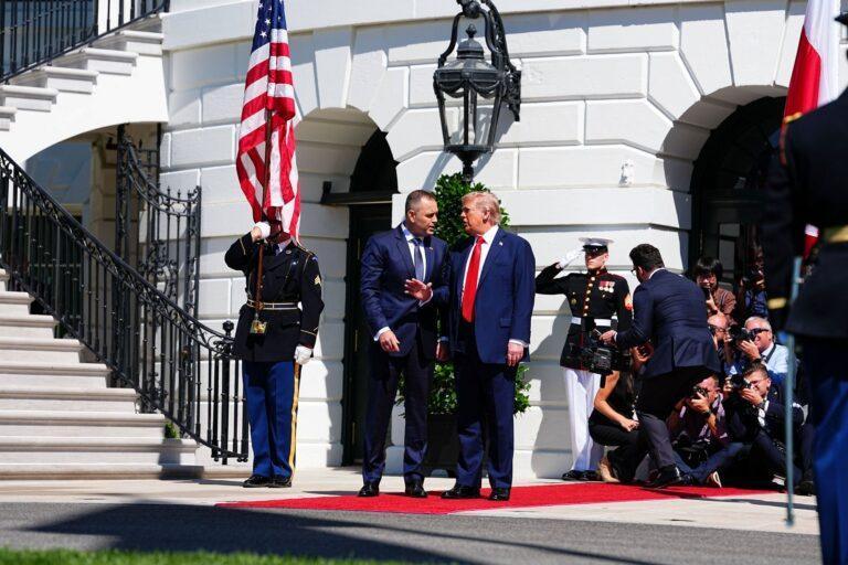 Na zdjęciu prezydent RP Karol Nawrocki i prezydent Donald Trump przed Białym Domem