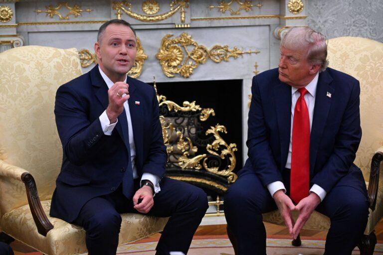Na zdjęciu prezydent RP Karol Nawrocki i prezydent USA Donald Trump w Gabinecie Owalnym Białego Domu