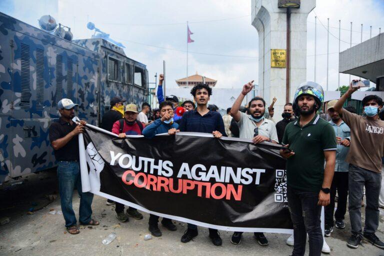 Na zdjęciu protestujący w Katmandu w Nepalu we wrześniu 2025 r. Protestujący trzymają transparent z napisem "Młodzi przeciw korupcji"