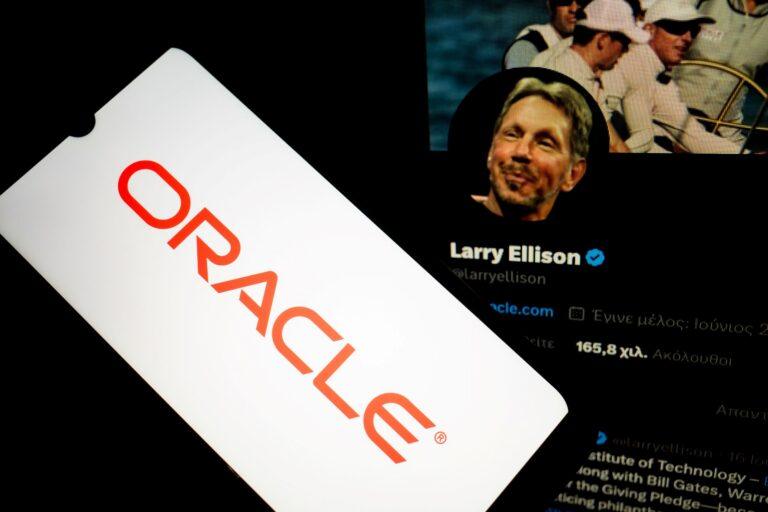 Na zdjęciu logo Oracle na tle zrzutu ekranu z profilem Larry'ego Ellisona na portalu X