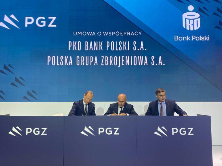 Zdjęcie przedstawia podpisanie umowy strategicznej między PKO BP i PGZ
