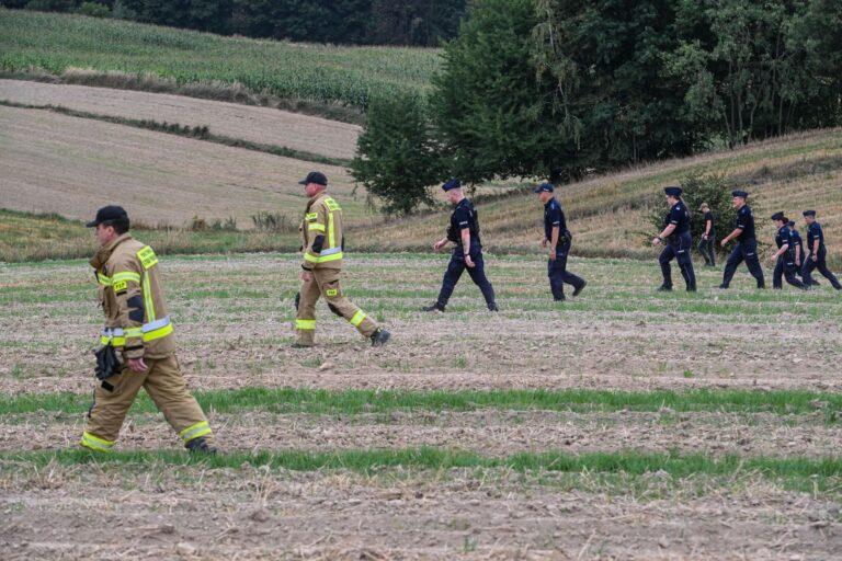 Na zdjęciu: Policjanci i strażacy przeszukują pole pod Zamościem