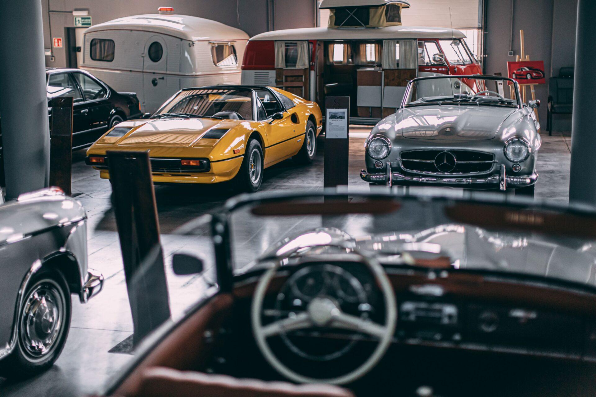 wnętrze garażu z zaparkowanymi samochodami