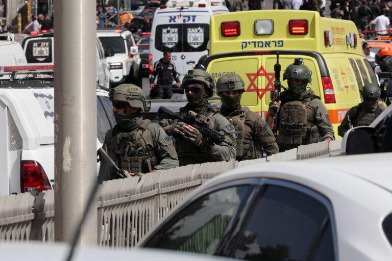 Na zdjęciu: Policja na miejscu zamachu w Jerozolimie