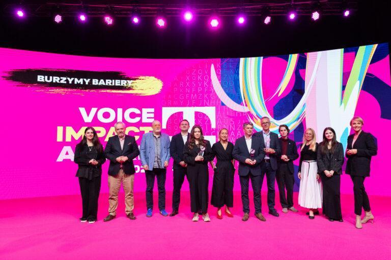 Gala wręczenia nagród w konkursie Voice Impact Award 2025. Na zdj. laureaci konkursu i jury. Źródło: mat. prasowe T-Mobile
