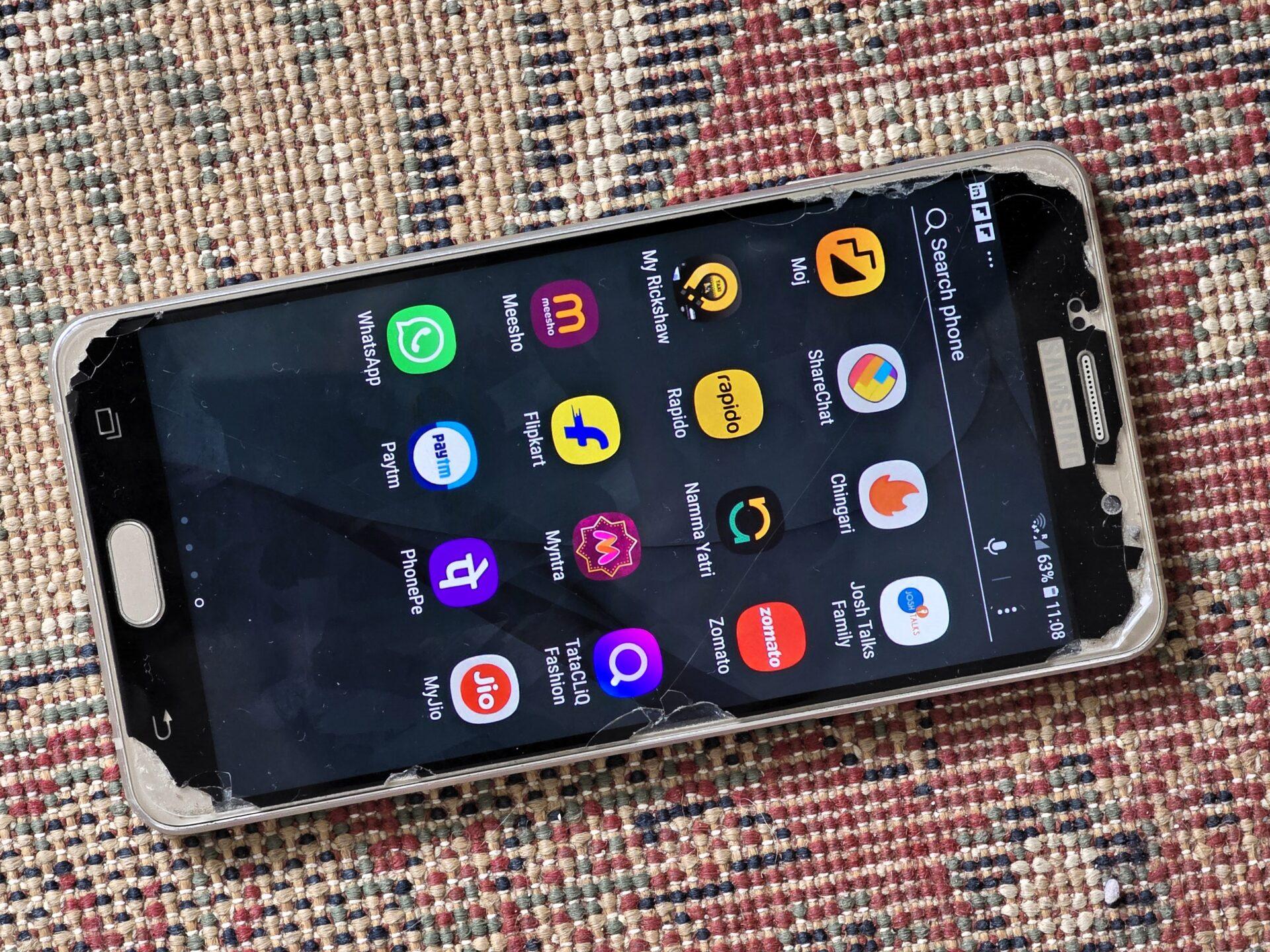 Telefon z ikonami aplikacji