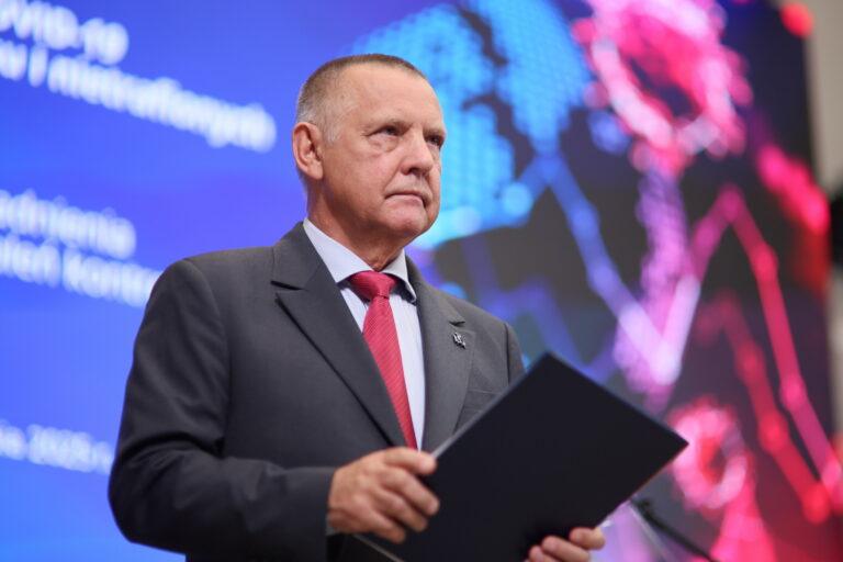 Prezes NIK Marian Banaś na konferencji prasowej NIK „Epidemii COVID-19 – czasu chaosu i nietrafionych decyzji”