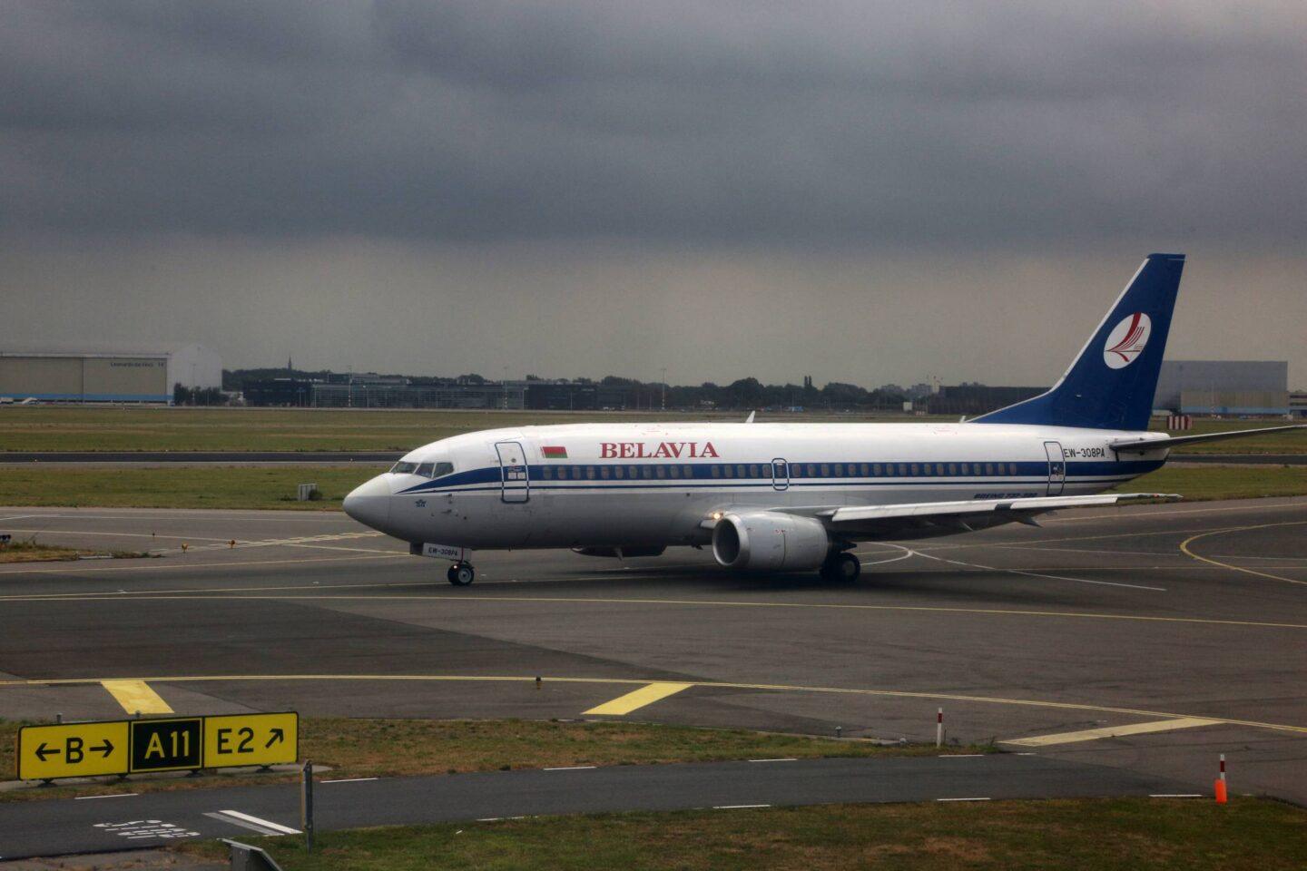 Na zdjęciu należący bo linii Belavia Boeing 737-3K2