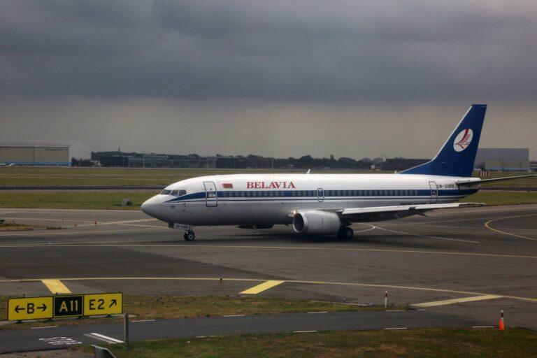 Na zdjęciu należący bo linii Belavia Boeing 737-3K2