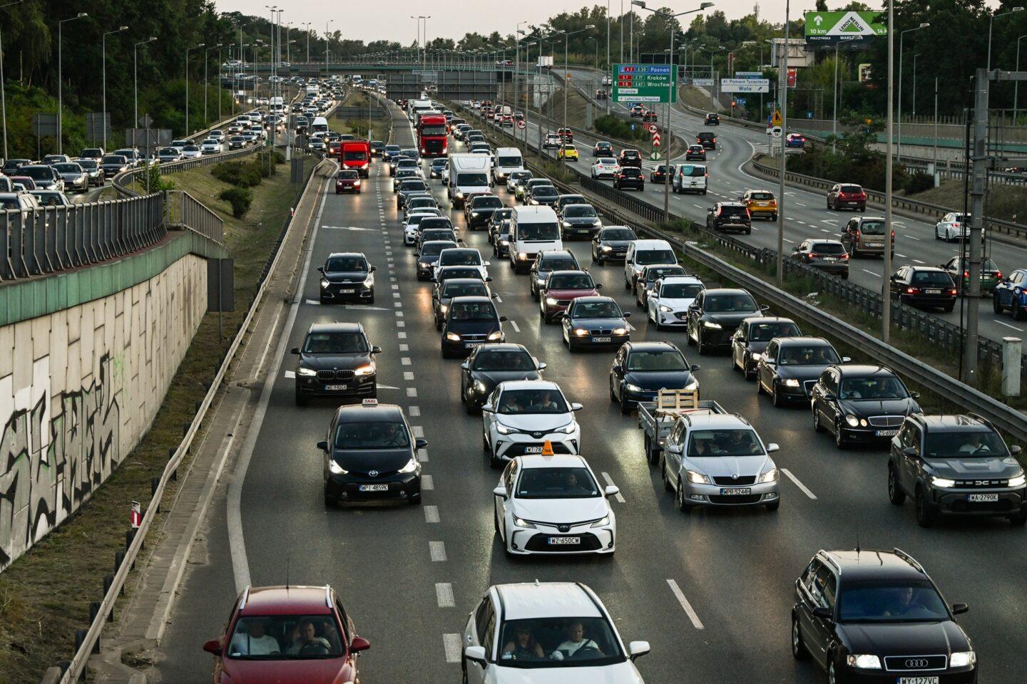 W całym kraju jeździ już mniej niż 50 tys. taksówek. To historyczny rekord. PZPA i firmy-aplikacje walczą o to, by podnieść bezpieczeństwo przejazdów
