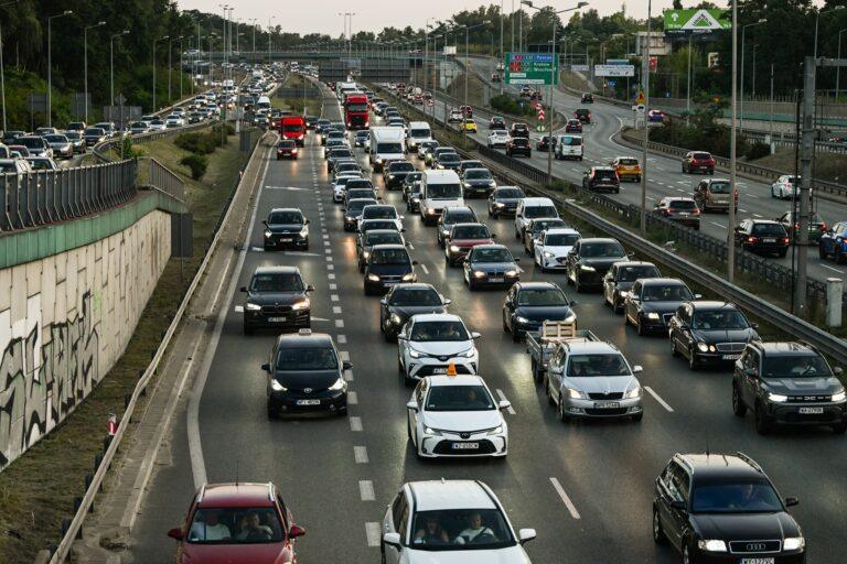 W całym kraju jeździ już mniej niż 50 tys. taksówek. To historyczny rekord. PZPA i firmy-aplikacje walczą o to, by podnieść bezpieczeństwo przejazdów