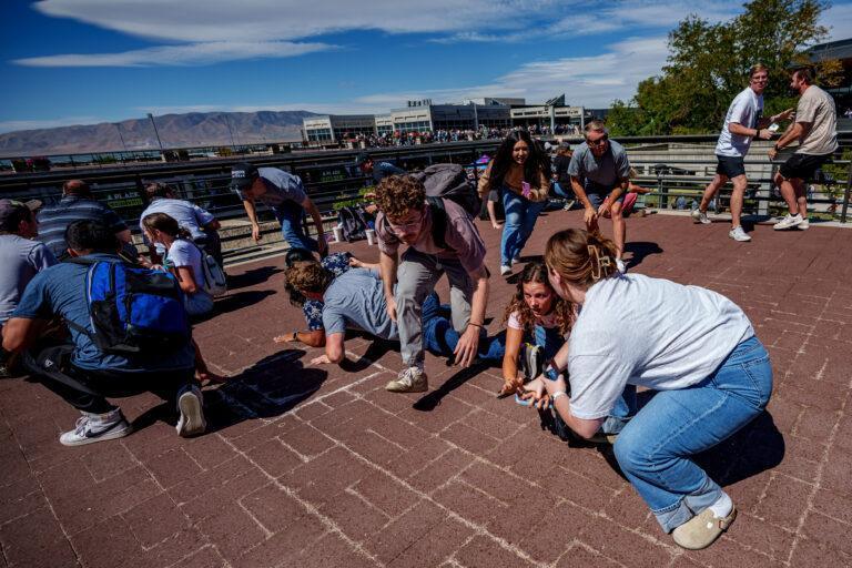 Na zdjęciu: ludzi uciekający przed potencjalnym masowym zabójcą na wiecu, na którym zastrzelono Charliego Kirka