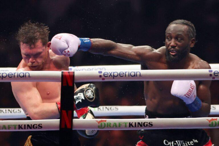 Na zdjęciu pięściarz Terence Crawford uderza swojego rywala Canelo Alvareza