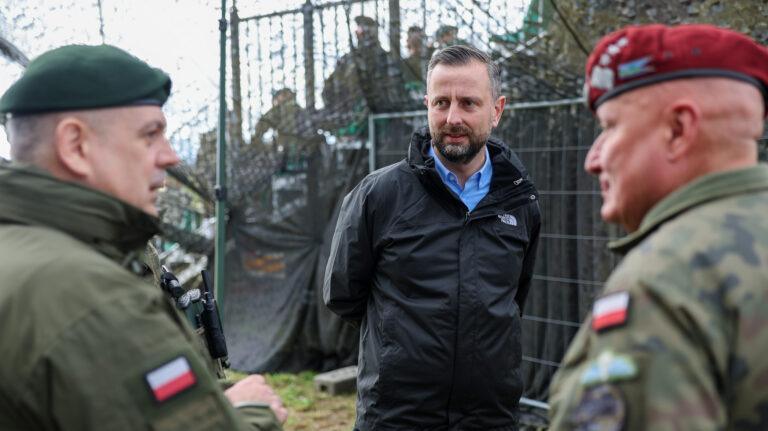 Na zdjęciu minister obrony narodowej Władysław Kosiniak-Kamysz 17 września 2025 r. w Orzyszu podczas ćwiczeń taktycznych Żelazna Brama-25