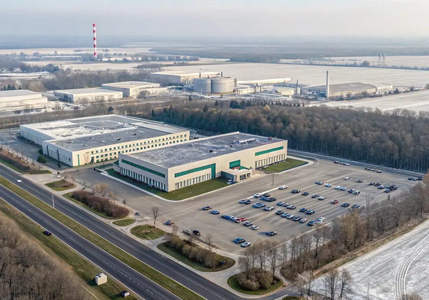 Planowana fabryka w Jaworznie na Śląsku ma powstać w kooperacji z chińskim partnerem i produkować 150-200 tys. aut rocznie. Szacunkowy koszt inwestycji to 6 mld. złotych