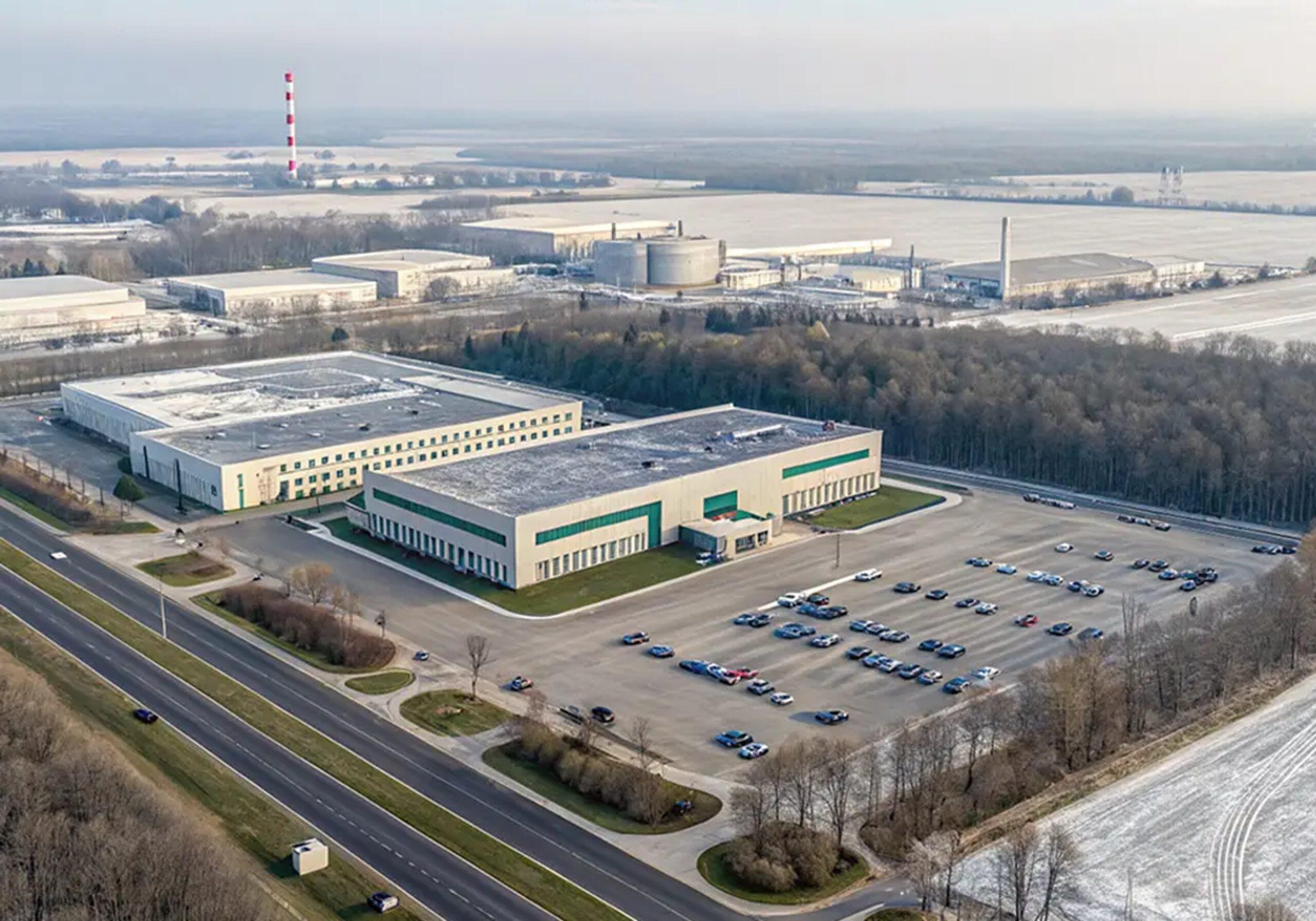 Planowana fabryka w Jaworznie na Śląsku ma powstać w kooperacji z chińskim partnerem i produkować 150-200 tys. aut rocznie. Szacunkowy koszt inwestycji to 6 mld. złotych