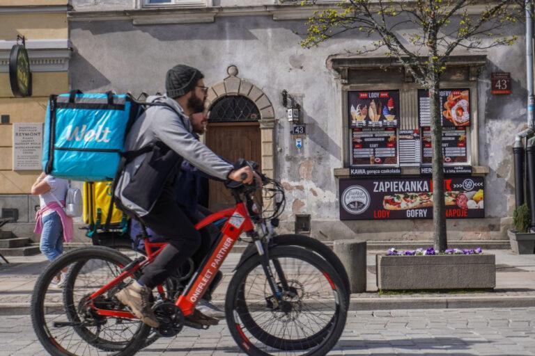 imigranci Polska praca dostawa jedzenia migracje