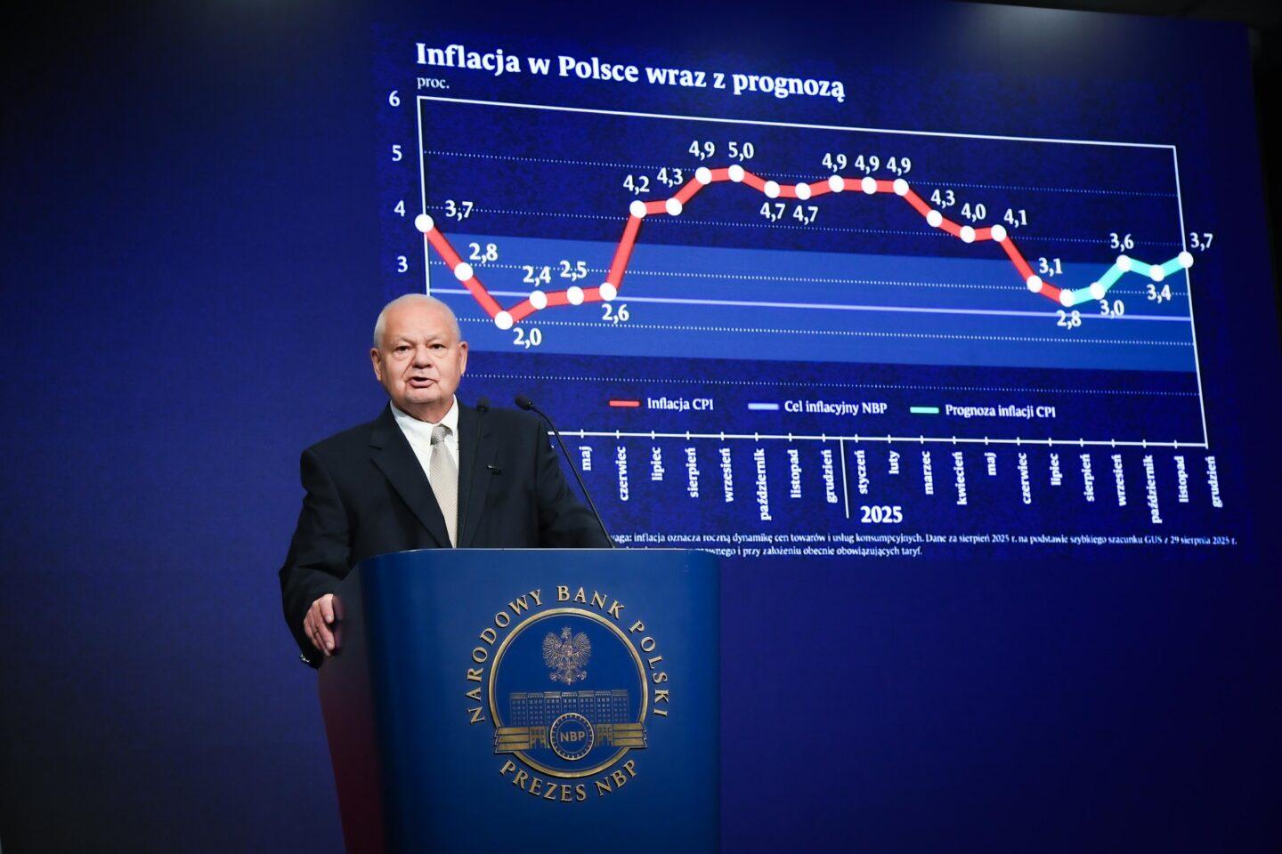 Na zdjęciu prezes NBP Adam Glapiński na konferencji po wrześniowym posiedzeniu RPP