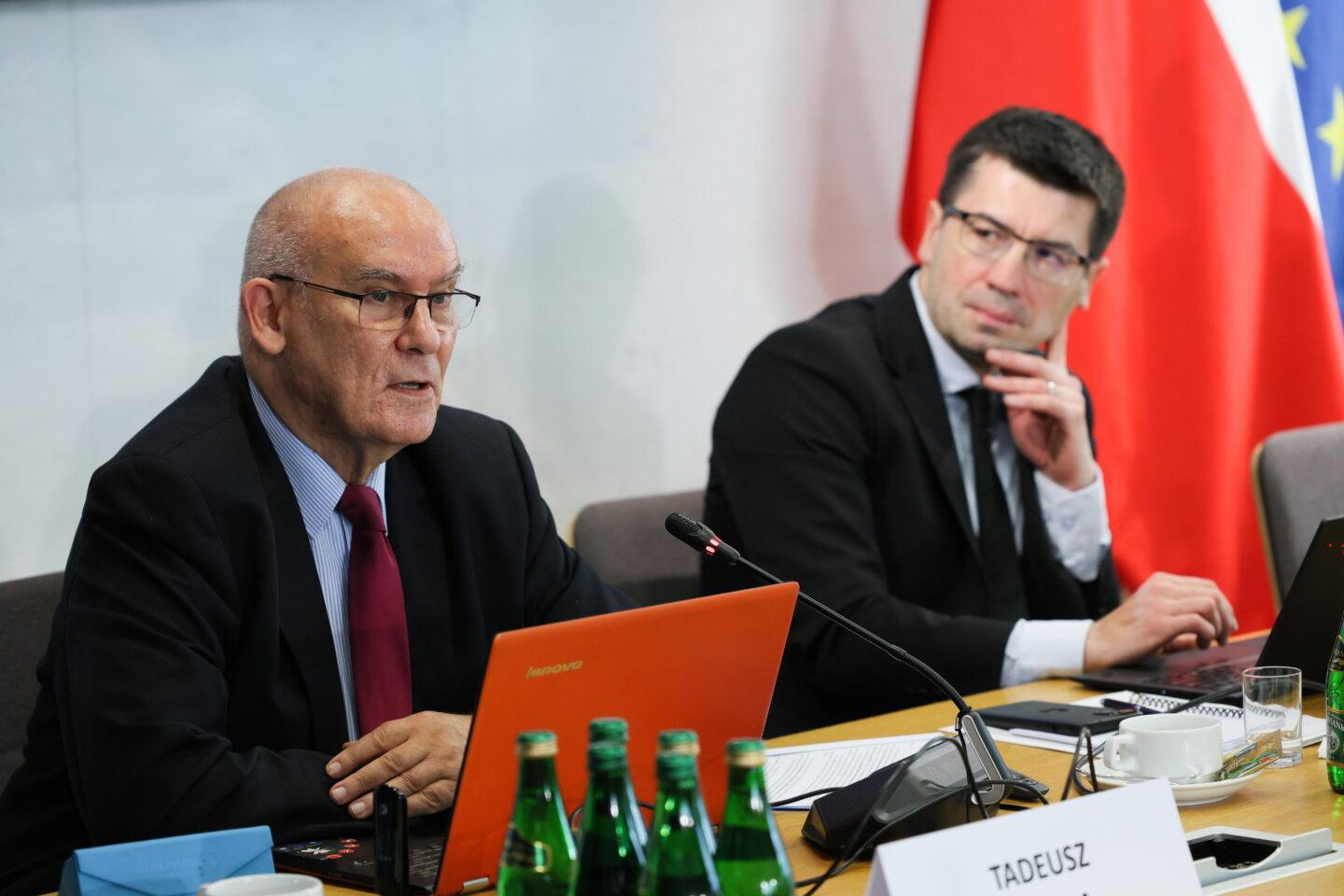 Kandydaci na prezesa NIK Tadeusz Dziuba (z lewej) i Mariusz Haładyj podczas publicznego przesłuchania kandydatów na stanowisko Prezesa Najwyższej Izby Kontroli, 8 września 2025 r. w Sejmie