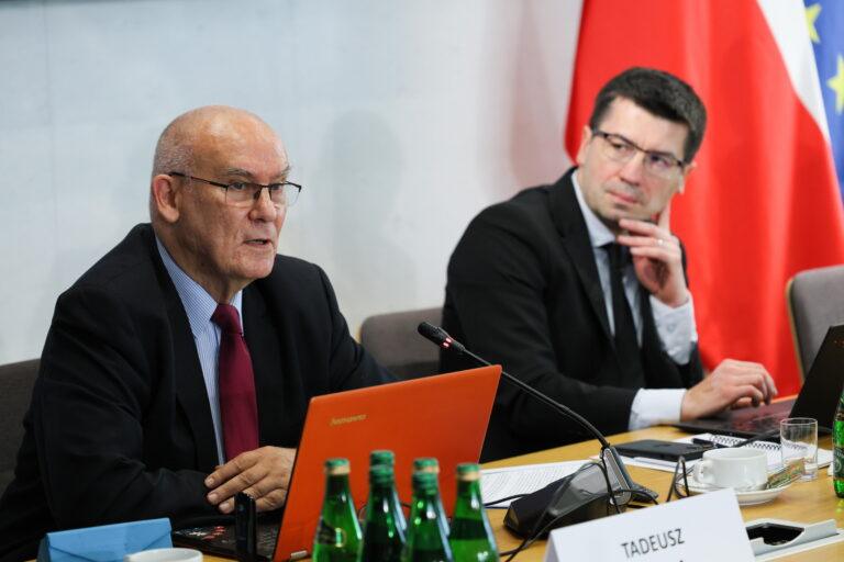 Kandydaci na prezesa NIK Tadeusz Dziuba (z lewej) i Mariusz Haładyj podczas publicznego przesłuchania kandydatów na stanowisko Prezesa Najwyższej Izby Kontroli, 8 września 2025 r. w Sejmie