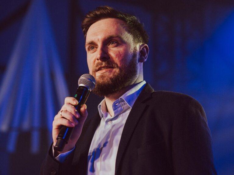 Michał Borkowski, prezes Brainly. Zdjęcie portretowe.