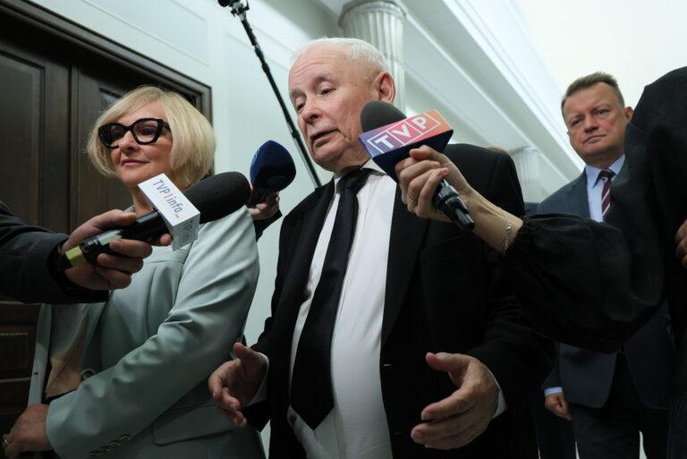 Prezes PiS Jarosław Kaczyński (w środku) w Sejmie