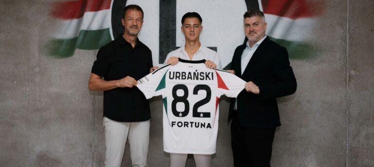 Fredi Bobic, dyrektor ds. operacji piłkarskich w Legii, Kacper Urbański po transferze do warszawskiej drużyny oraz Michał Żewłakow, dyrektor sportowy Legii.