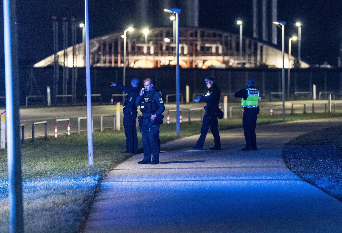 Na zdjęciu duńska policja na lotnisku w Kopenhadze