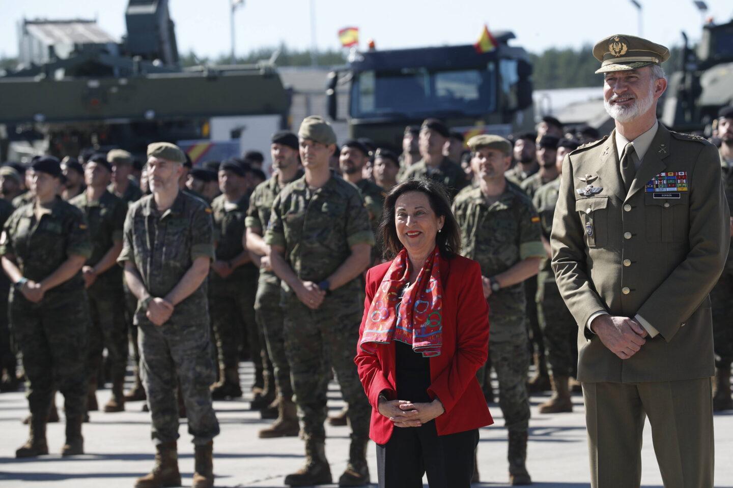 Na zdjęciu z 2024 r. ministra obrony Hiszpanii Margarita Robles i król Filip VI w trakcie wspólnej wizyty w bazie wojskowej w Adazi na Łotwie