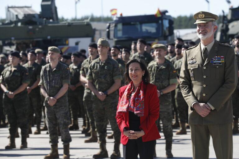 Na zdjęciu z 2024 r. ministra obrony Hiszpanii Margarita Robles i król Filip VI w trakcie wspólnej wizyty w bazie wojskowej w Adazi na Łotwie