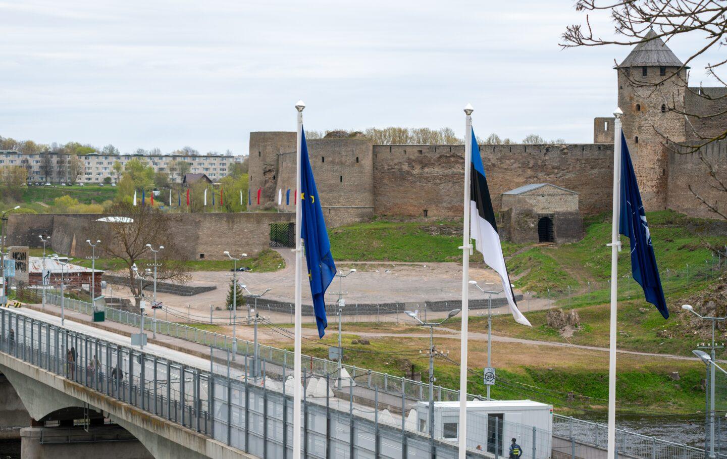 Międzynarodowy most nad rzeką Narwą, który łączy estońskie miasto o tej samej nazwie z rosyjskim Iwangrodem, nazywany był kiedyś mostem przyjaźni. Dziś ta nazwa brzmi bardzo ironicznie. (fot. Magdalena Chodownik/Anadolu)