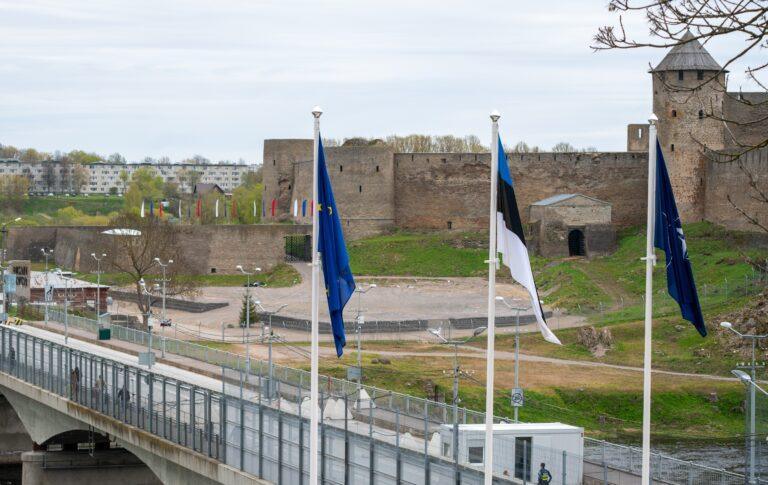 Międzynarodowy most nad rzeką Narwą, który łączy estońskie miasto o tej samej nazwie z rosyjskim Iwangrodem, nazywany był kiedyś mostem przyjaźni. Dziś ta nazwa brzmi bardzo ironicznie. (fot. Magdalena Chodownik/Anadolu)
