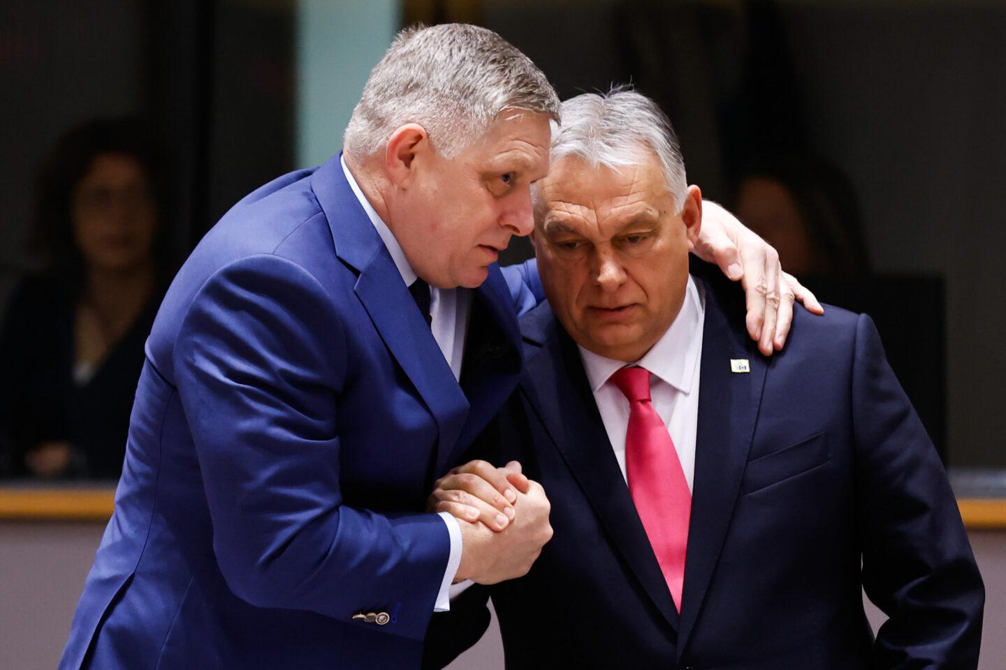 Premierzy Słowacji i Węgier, Robert Fico (z lewej) I Viktor Orbán, polityczni przyjaciele prezydenta Donalda Trumpa. Ani jeden, ani drugi nie chce jednak wyjść naprzeciw swego druha zza oceanu i zrezygnować z importu rosyjskiej ropy.(fot. Simon Wohlfahrt/Bloomberg)