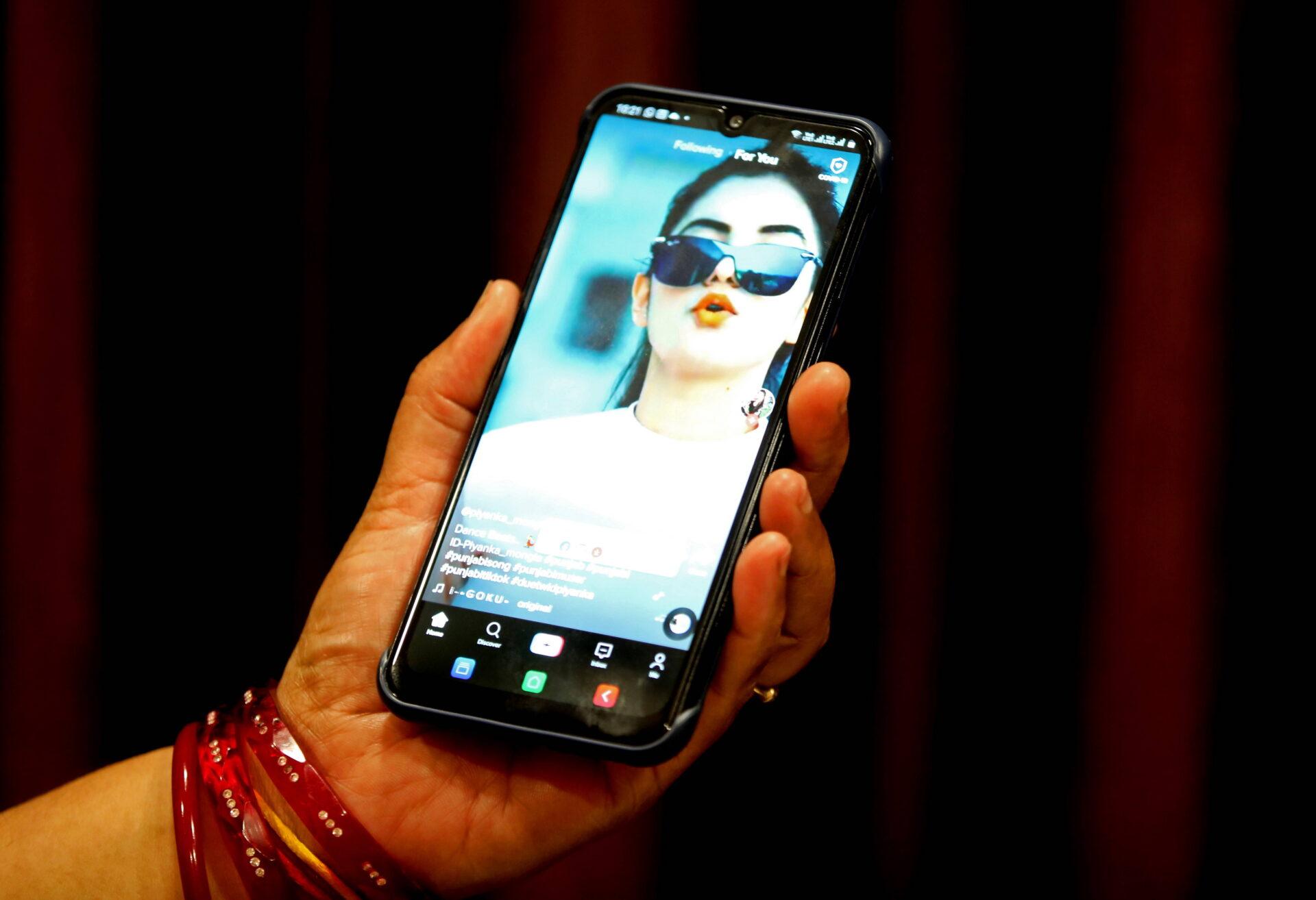 Kobieca dłoń ze smartfonem