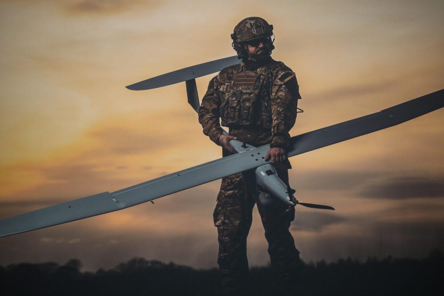 Na zdjęciu żołnierz z dronem Fly Eye