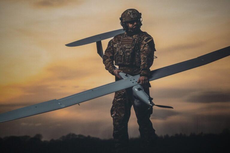 Na zdjęciu żołnierz z dronem Fly Eye