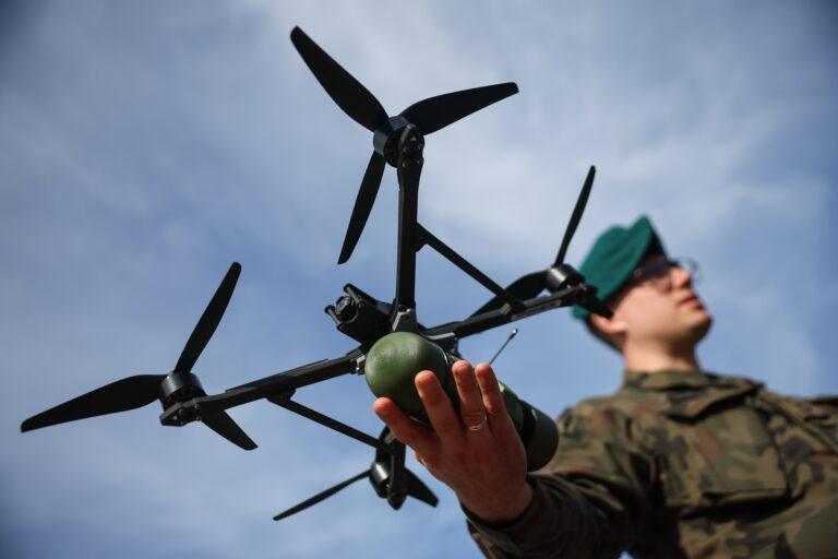 Prezentacja sprzętu wojskowego na terenie Instytutu Technicznego Wojsk Lotniczych (ITWL) w Warszawie.