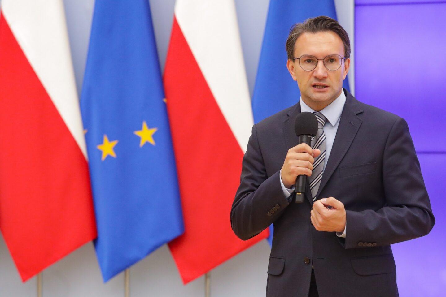 Podsekretarz stanu w Ministerstwie Rozwoju i Technologii Tomasz Lewandowski podczas spotkania „Forum mieszkanie seniora - bez ograniczeń” w siedzibie Kancelarii Prezesa Rady Ministrów w Warszawi