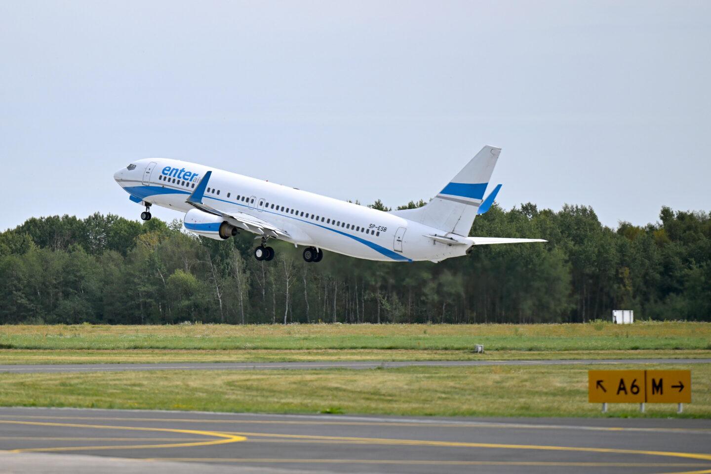 Start samolotu lini EnterAir Boeing 737-800 na lotnisku w Radomiu