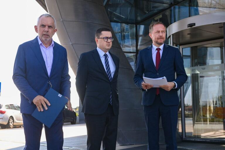 Prezes PSE Grzegorz Onichimowski, minister energii Miłosz Motyka i wiceminister energii Wojciech Wrochna