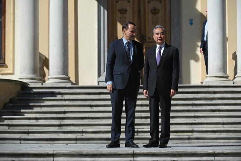 Radosław Sikorski i Wang Yistoją na schodach gmachu z kolumnami