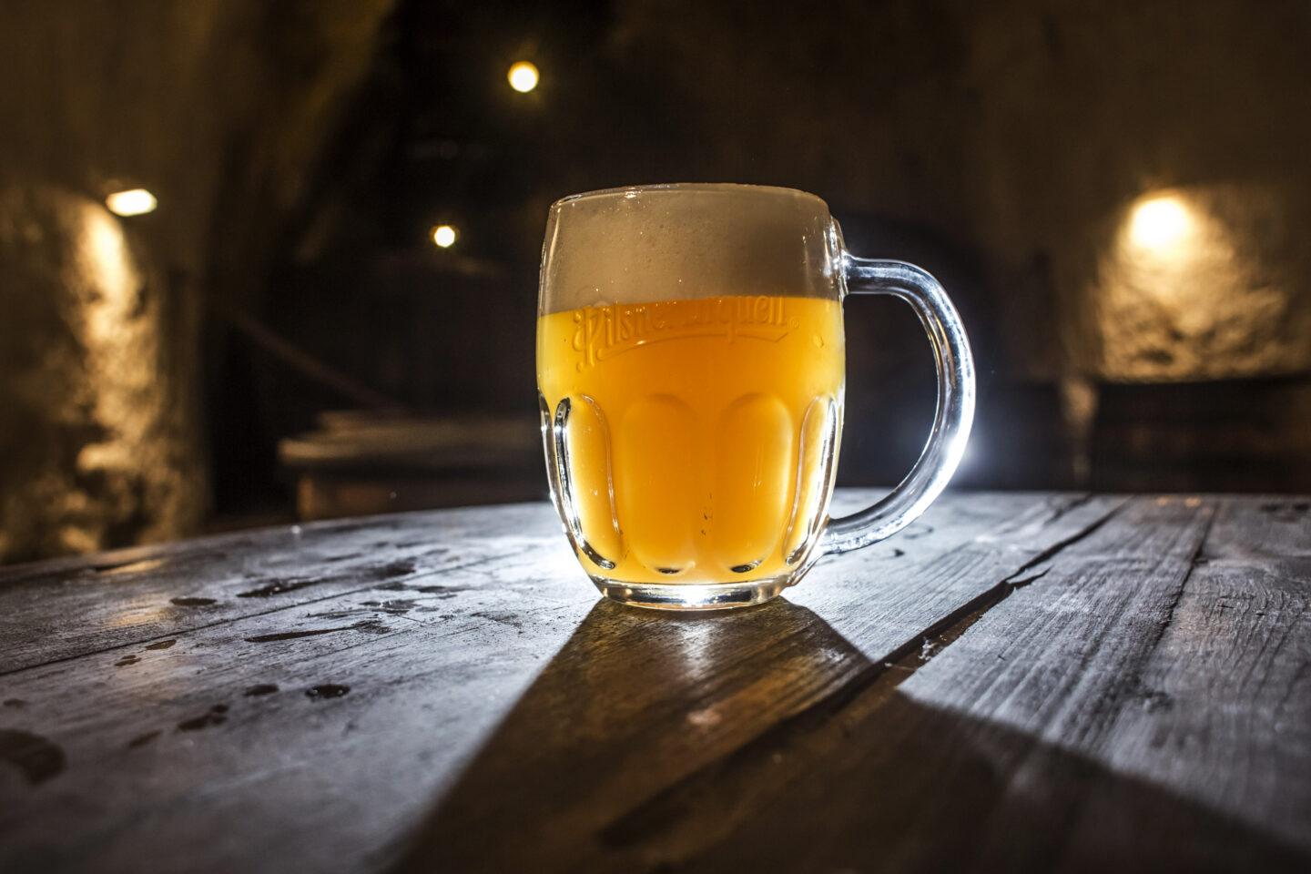 W Czechach spożywanie alkoholu w miejscach publicznych co do zasady jest legalne. (fot. Martin Divisek/Bloomberg)